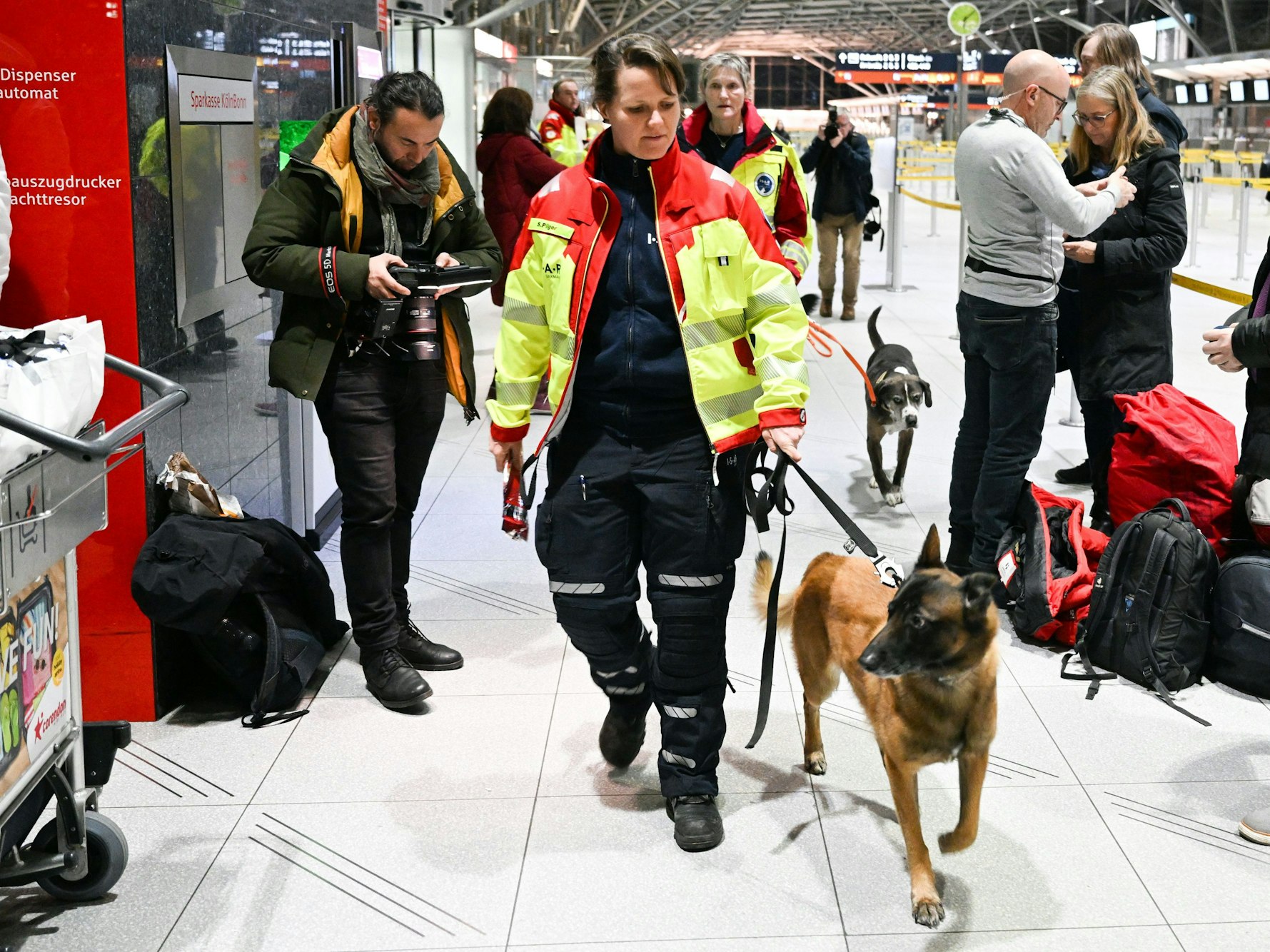 Eine Hundeführerinnen von I.S.A.R. am 6. Februar 2023 vor dem Abflug vom Flughafen Köln/Bonn in die Türkei.