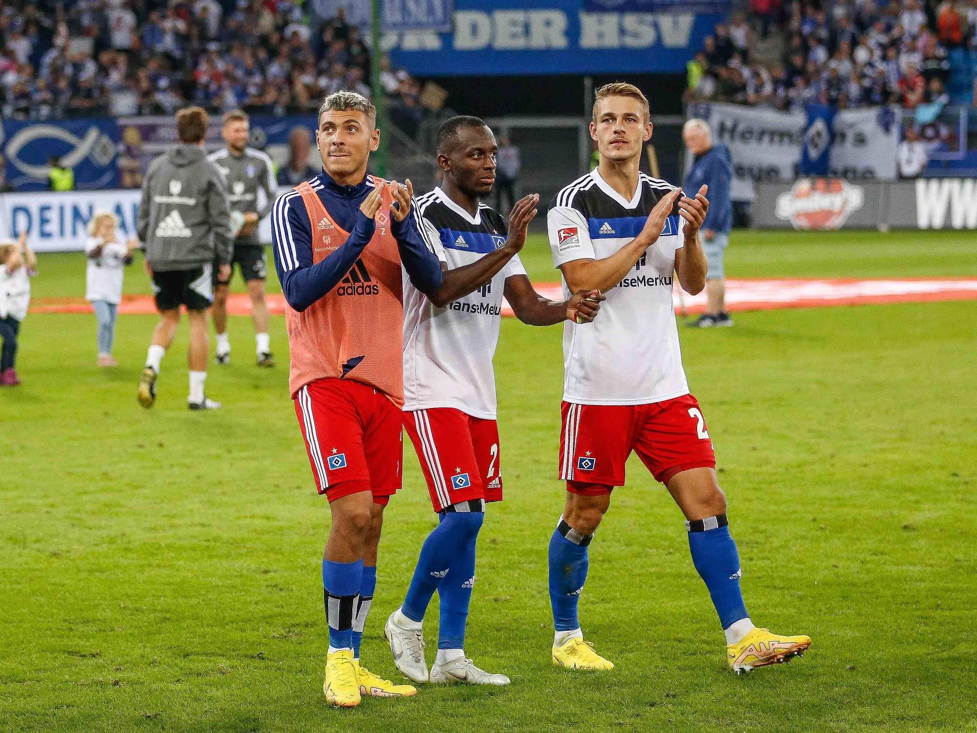 HSV Spieler klatschen nach dem Spiel.
