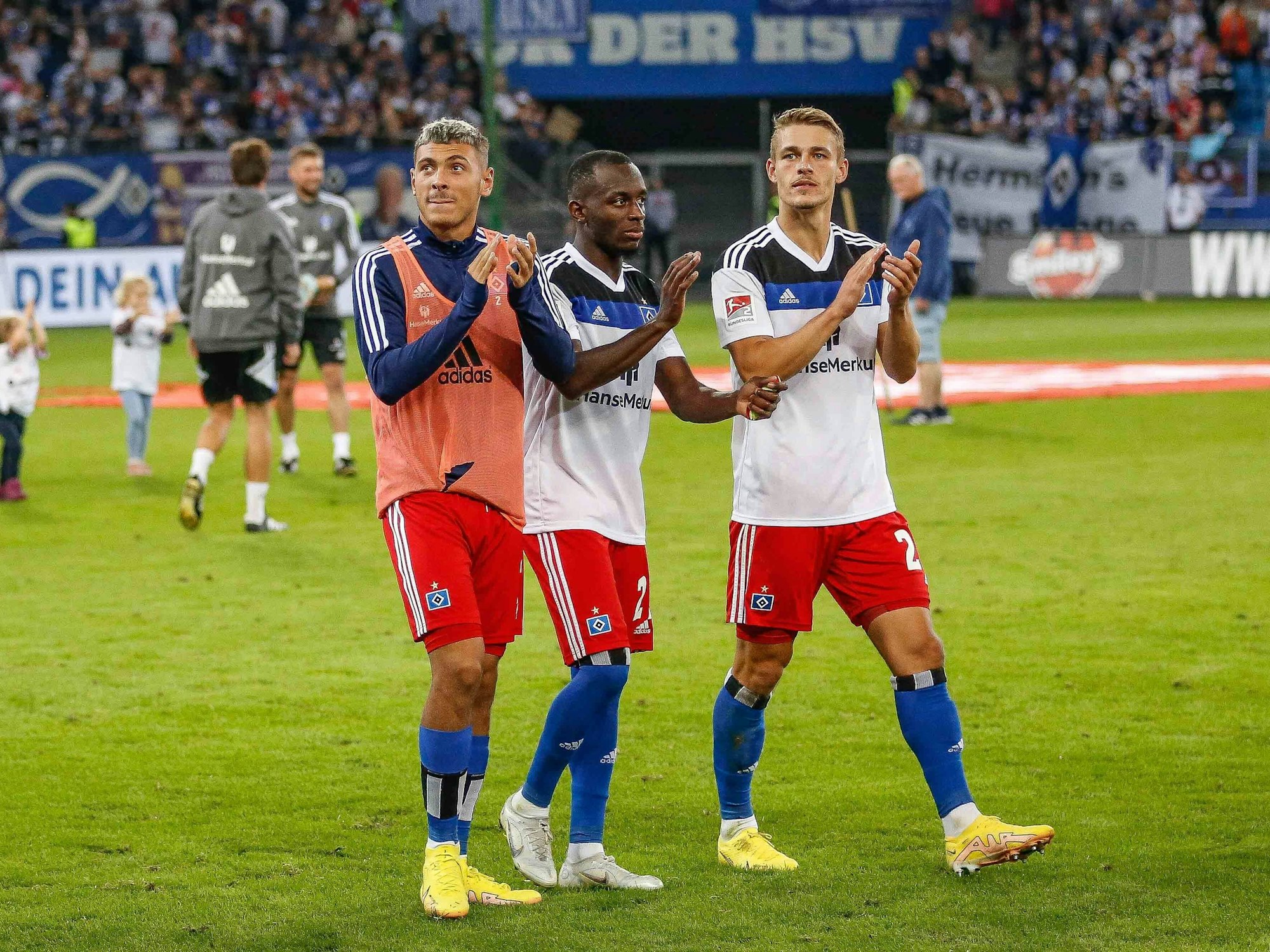 HSV Spieler klatschen nach dem Spiel.