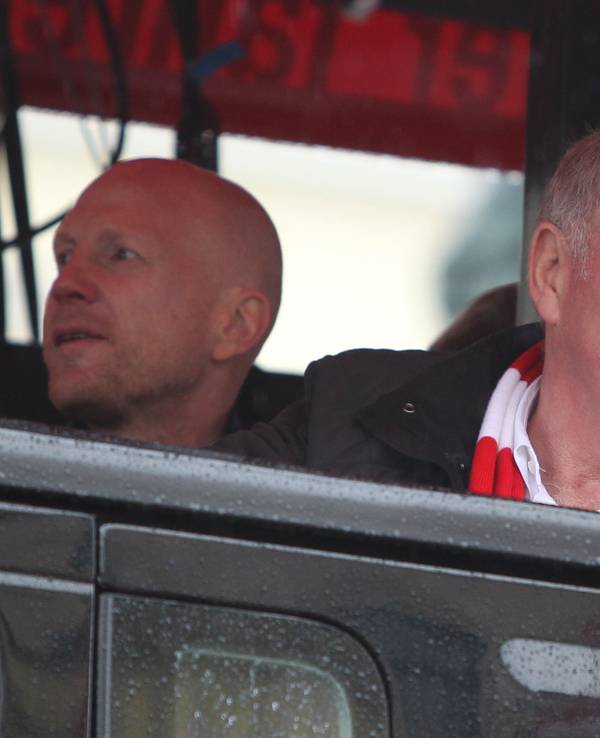 Uli Hoeneß winkt.