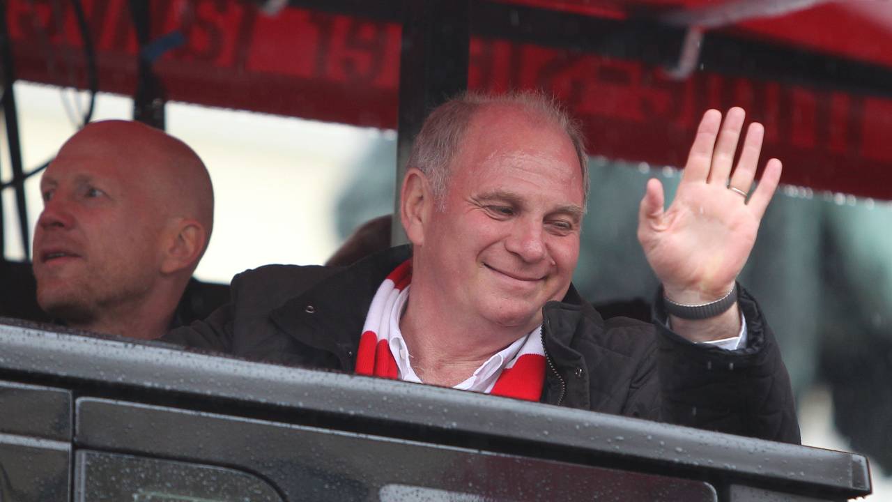 Uli Hoeneß winkt.