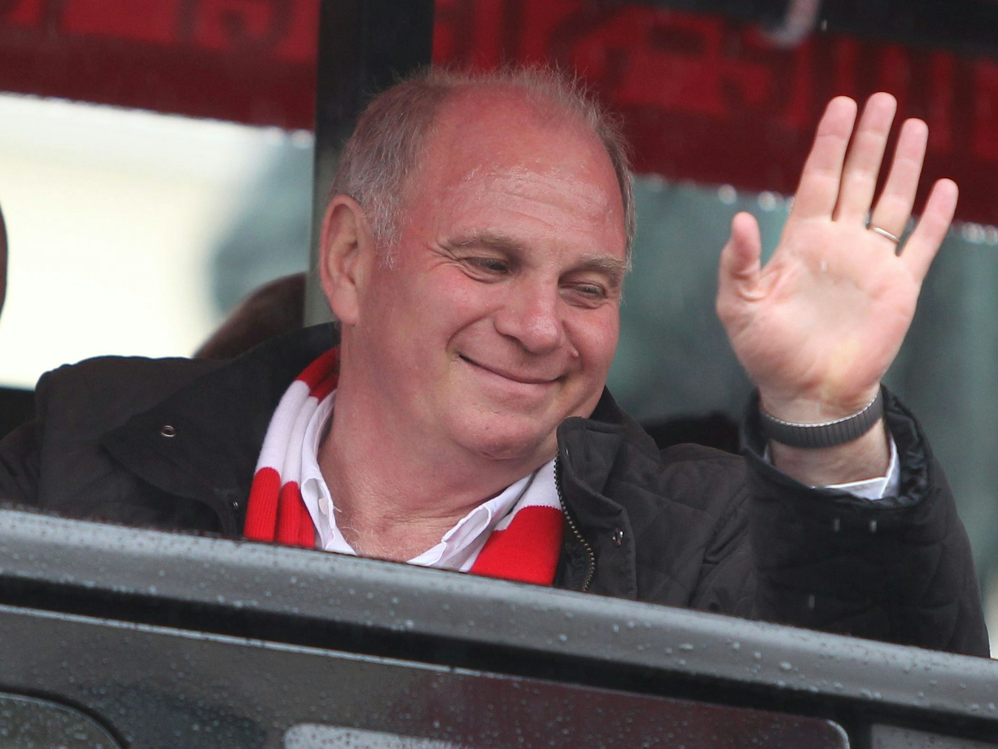 Uli Hoeneß winkt.