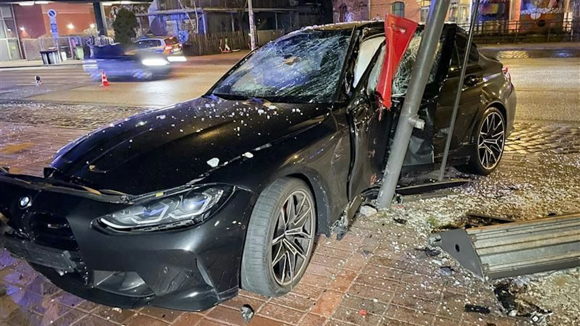 Der beschädigte Wagen nach einem Unfall mit Beteiligung zweier HSV-Profis