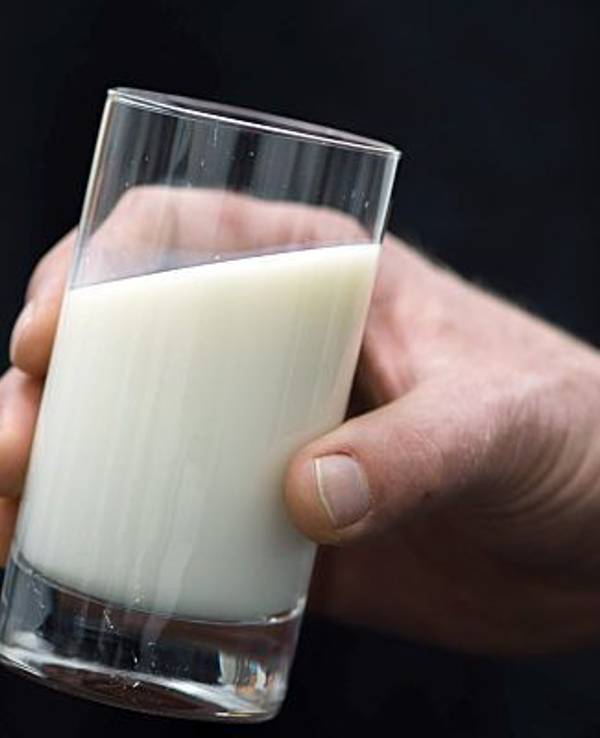Ein Mann hält ein Glas Milch in der Hand. Milch und einige Milchprodukte werden teurer: Aldi hat nach neuen Lieferverträgen den Preis für Milch um 6 Cent je Liter in der untersten Preislage angehoben.