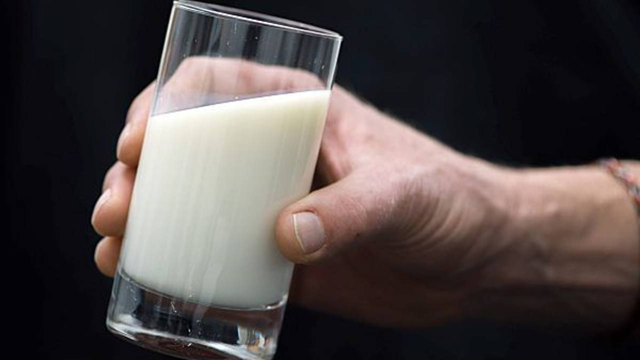 Ein Mann hält ein Glas Milch in der Hand. Milch und einige Milchprodukte werden teurer: Aldi hat nach neuen Lieferverträgen den Preis für Milch um 6 Cent je Liter in der untersten Preislage angehoben.