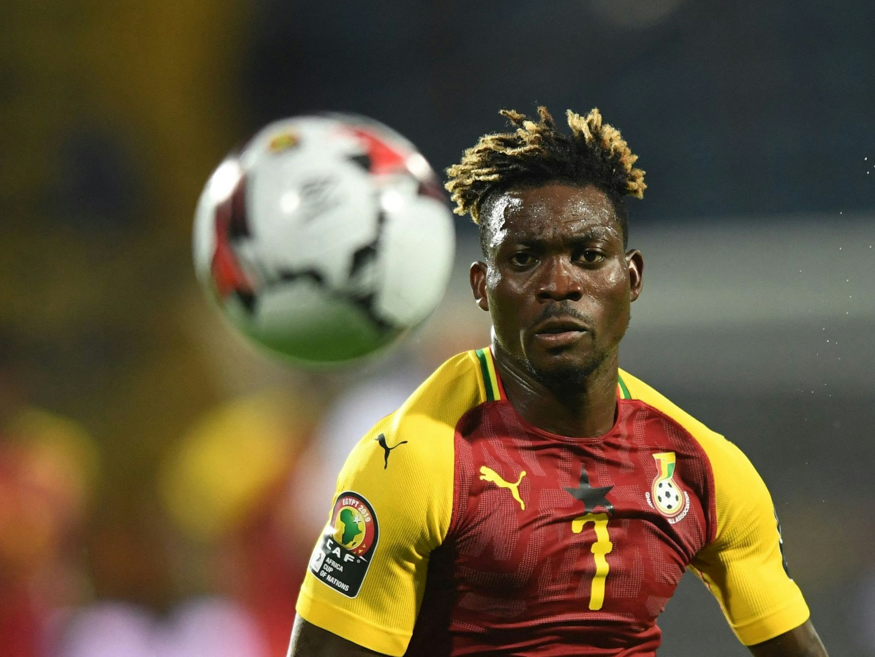 Christian Atsu hat bei einem Spiel den Ball im Blick.