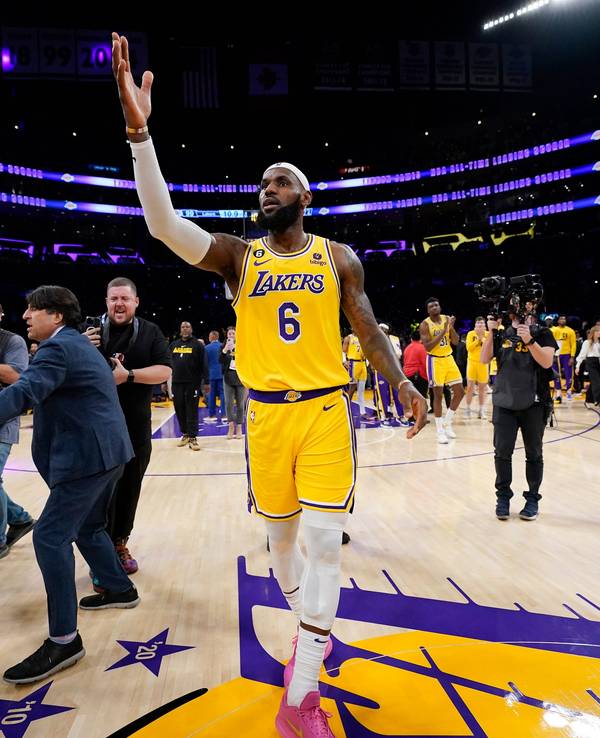 LeBron James von den Los Angeles Lakers feiert, nachdem er am 7. Februar im Spiel gegen die Oklahoma City Thunder den NBA-Punkterekord von Kareem Abdul-Jabbar geknackt hat.