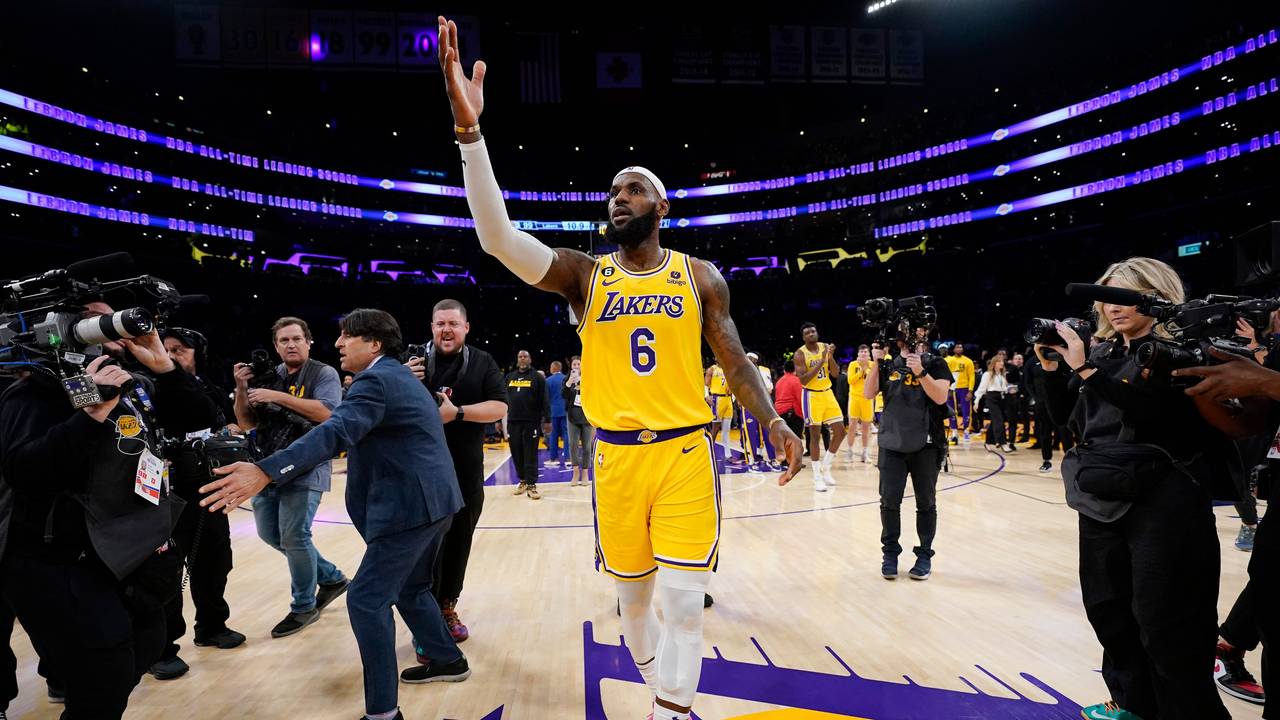LeBron James von den Los Angeles Lakers feiert, nachdem er am 7. Februar im Spiel gegen die Oklahoma City Thunder den NBA-Punkterekord von Kareem Abdul-Jabbar geknackt hat.