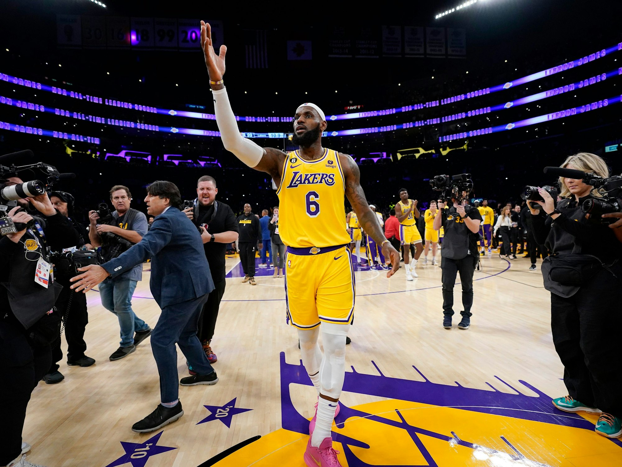 LeBron James von den Los Angeles Lakers feiert, nachdem er am 7. Februar im Spiel gegen die Oklahoma City Thunder den NBA-Punkterekord von Kareem Abdul-Jabbar geknackt hat.