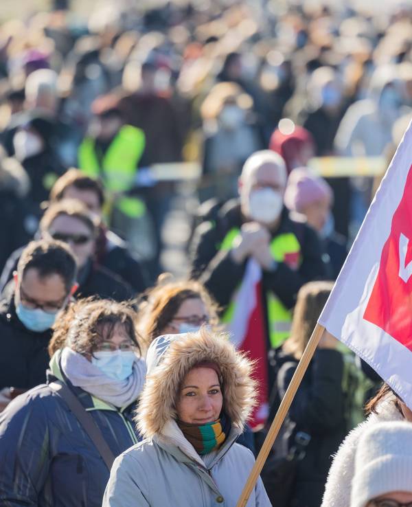 Menschen nehmen an einem Warnstreik teil.