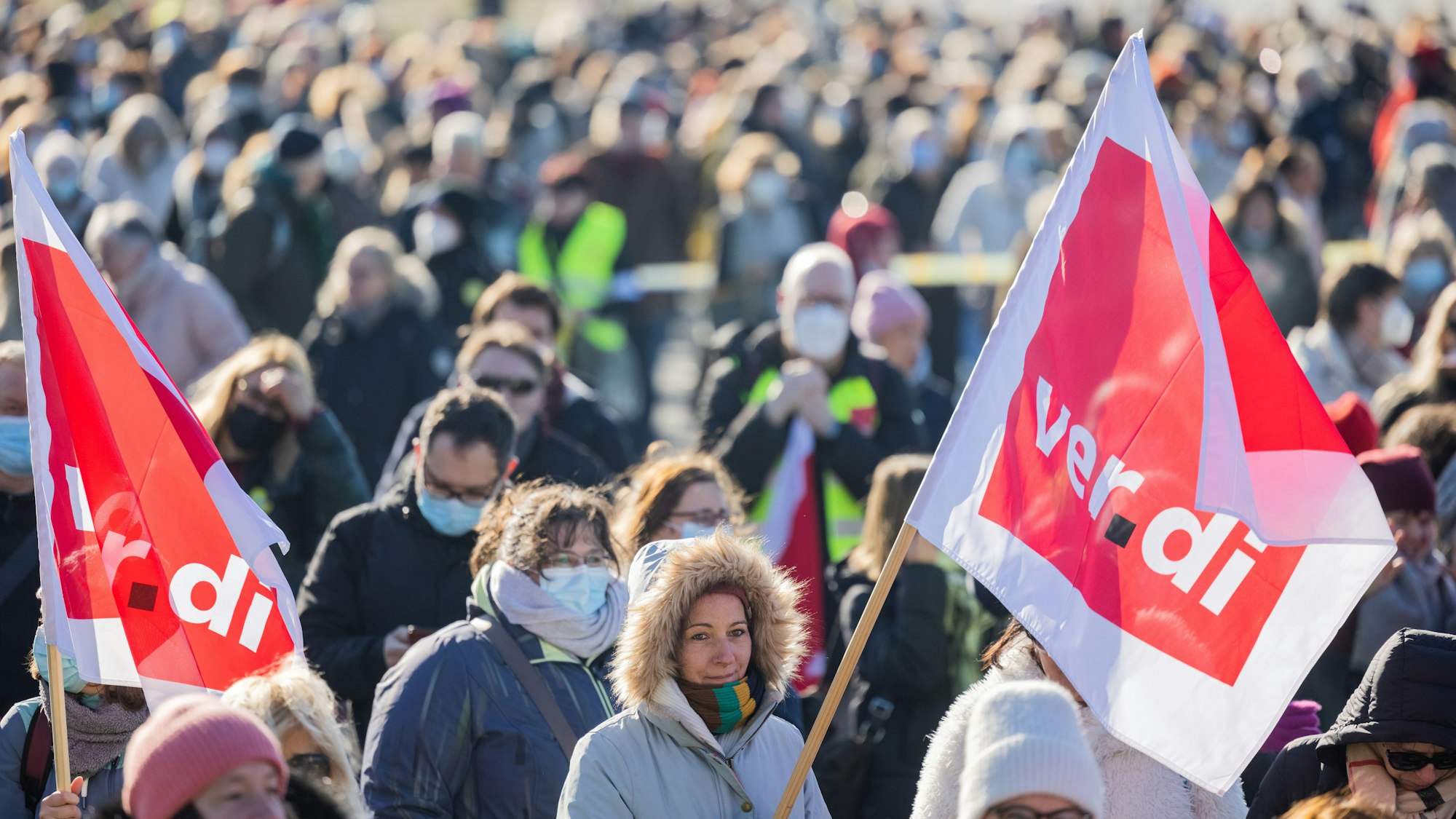 Menschen nehmen an einem Warnstreik teil.
