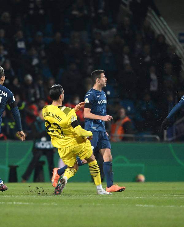 Emre Can trifft im BVB-Gastspiel beim VfL Bochum kurz hinter der Mittellinie.