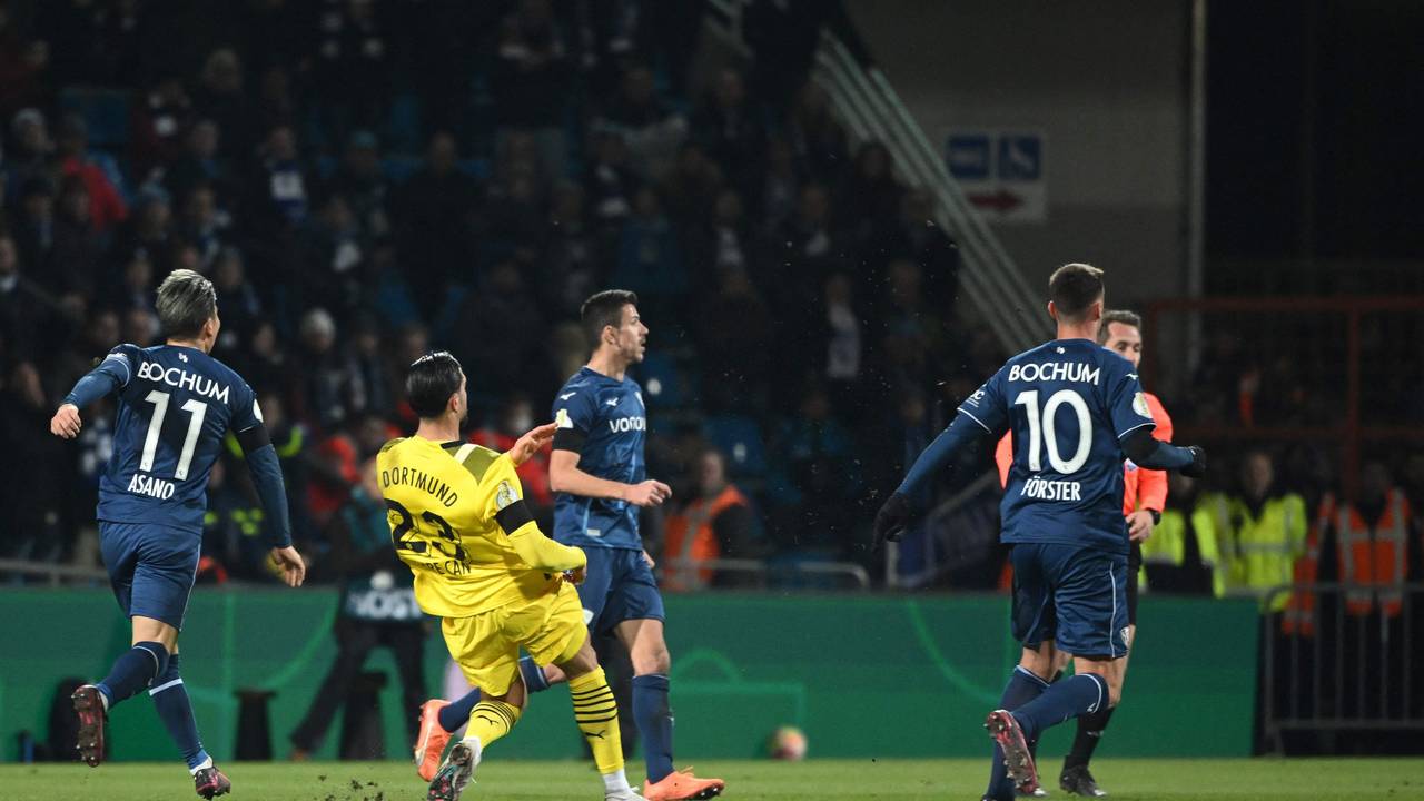 Emre Can trifft im BVB-Gastspiel beim VfL Bochum kurz hinter der Mittellinie.