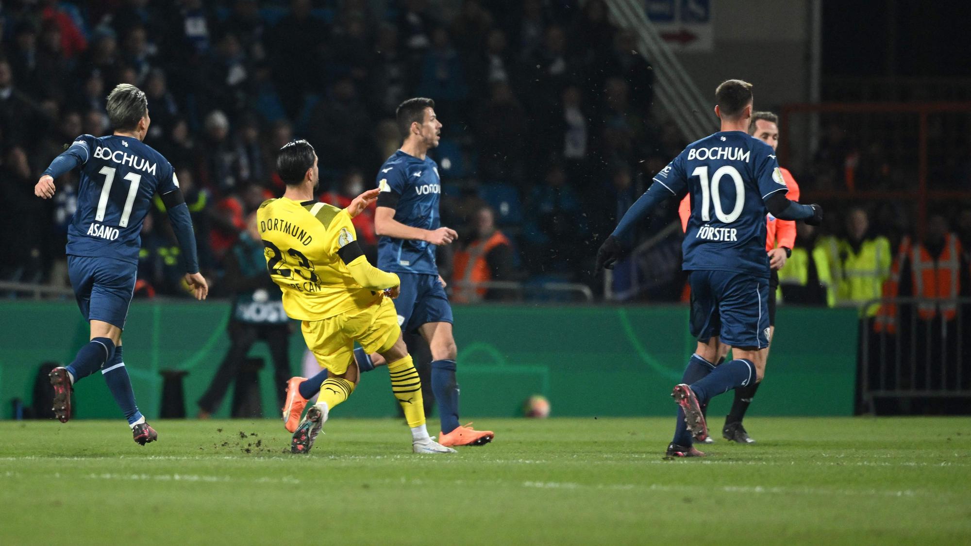 Emre Can trifft im BVB-Gastspiel beim VfL Bochum kurz hinter der Mittellinie.