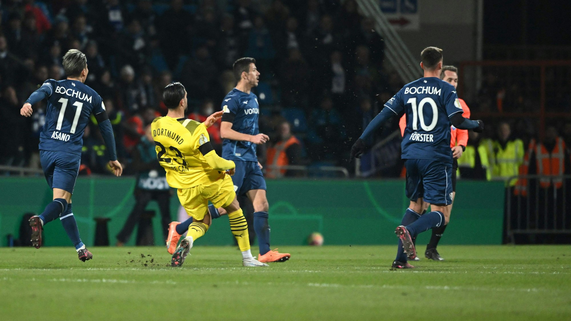 Emre Can trifft im BVB-Gastspiel beim VfL Bochum kurz hinter der Mittellinie.