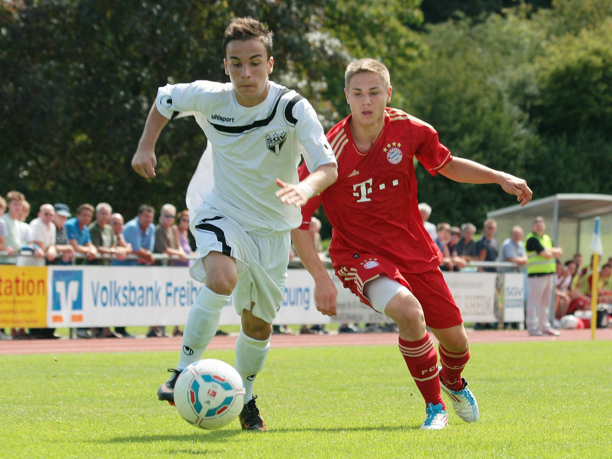 Lucas Genkinger schaut auf den Ball.