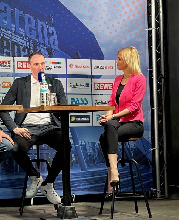 Oliver Roggisch (Sportlicher Leiter Rhein-Neckar Löwen) und Ex-Handball-Profi Holger Glandorf am 8. Februar 2023 im Gespräch mit Lisa Loch vor dem Pokal-Final-Four in der Lanxess-Arena.
