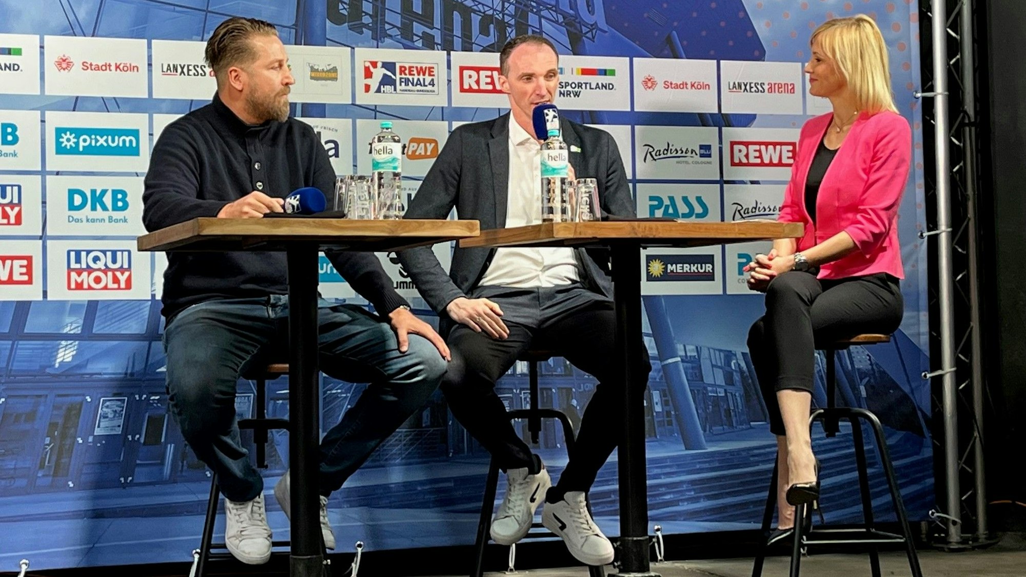 Oliver Roggisch (Sportlicher Leiter Rhein-Neckar Löwen) und Ex-Handball-Profi Holger Glandorf am 8. Februar 2023 im Gespräch mit Lisa Loch vor dem Pokal-Final-Four in der Lanxess-Arena.
