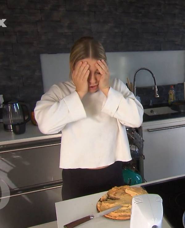 Gastgeberin Michelle steht an Tag 3 von "Das perfekte Dinner" in Magdeburg (TV-Ausstrahlung: 8. Februar) in ihrer Küche und schlägt verzweifelt die Hände vors Gesicht.