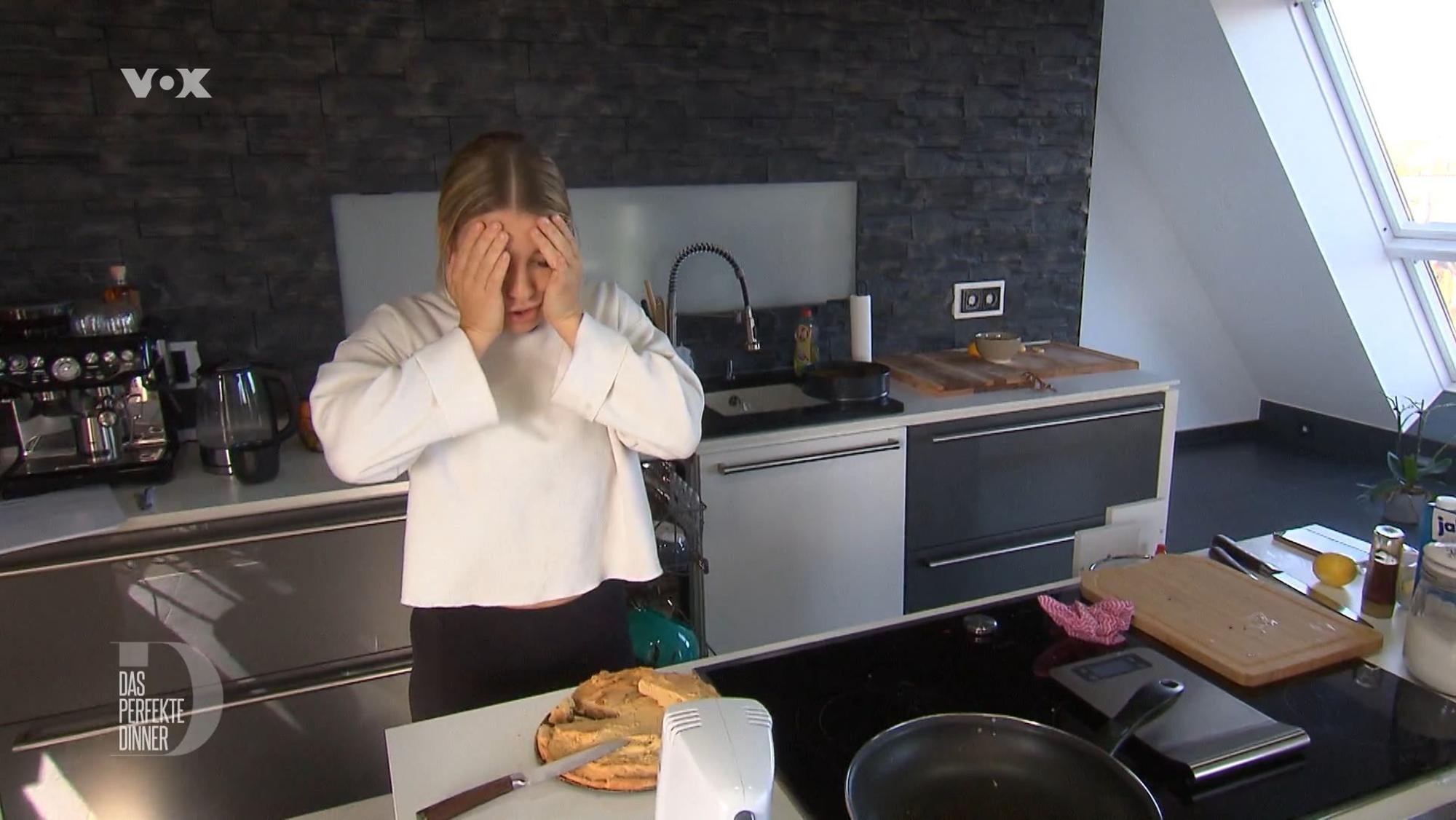 Gastgeberin Michelle steht an Tag 3 von "Das perfekte Dinner" in Magdeburg (TV-Ausstrahlung: 8. Februar) in ihrer Küche und schlägt verzweifelt die Hände vors Gesicht.