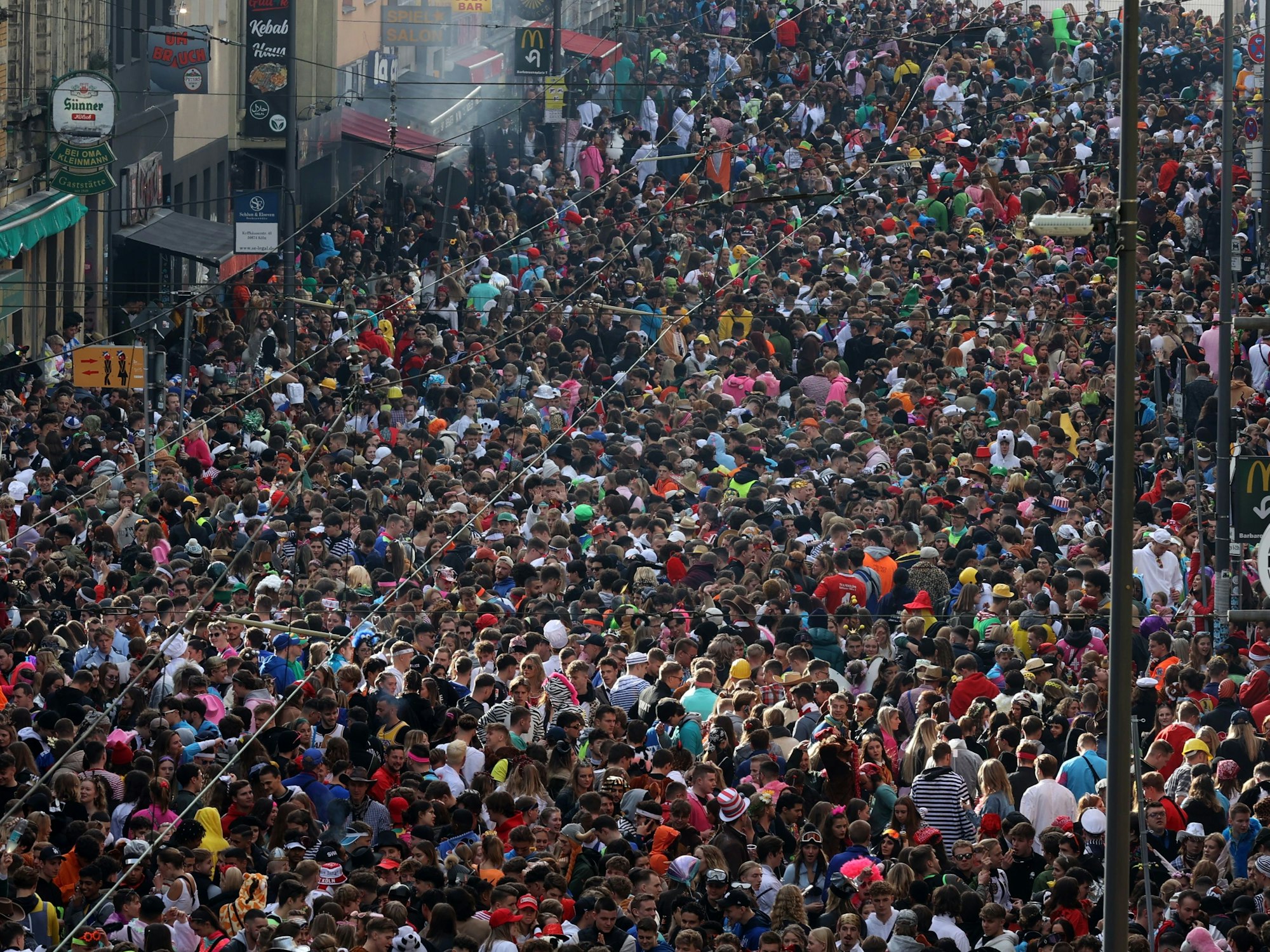 Blick auf die Zülpicher Straße
in Köln mit Tausenden Jecken.