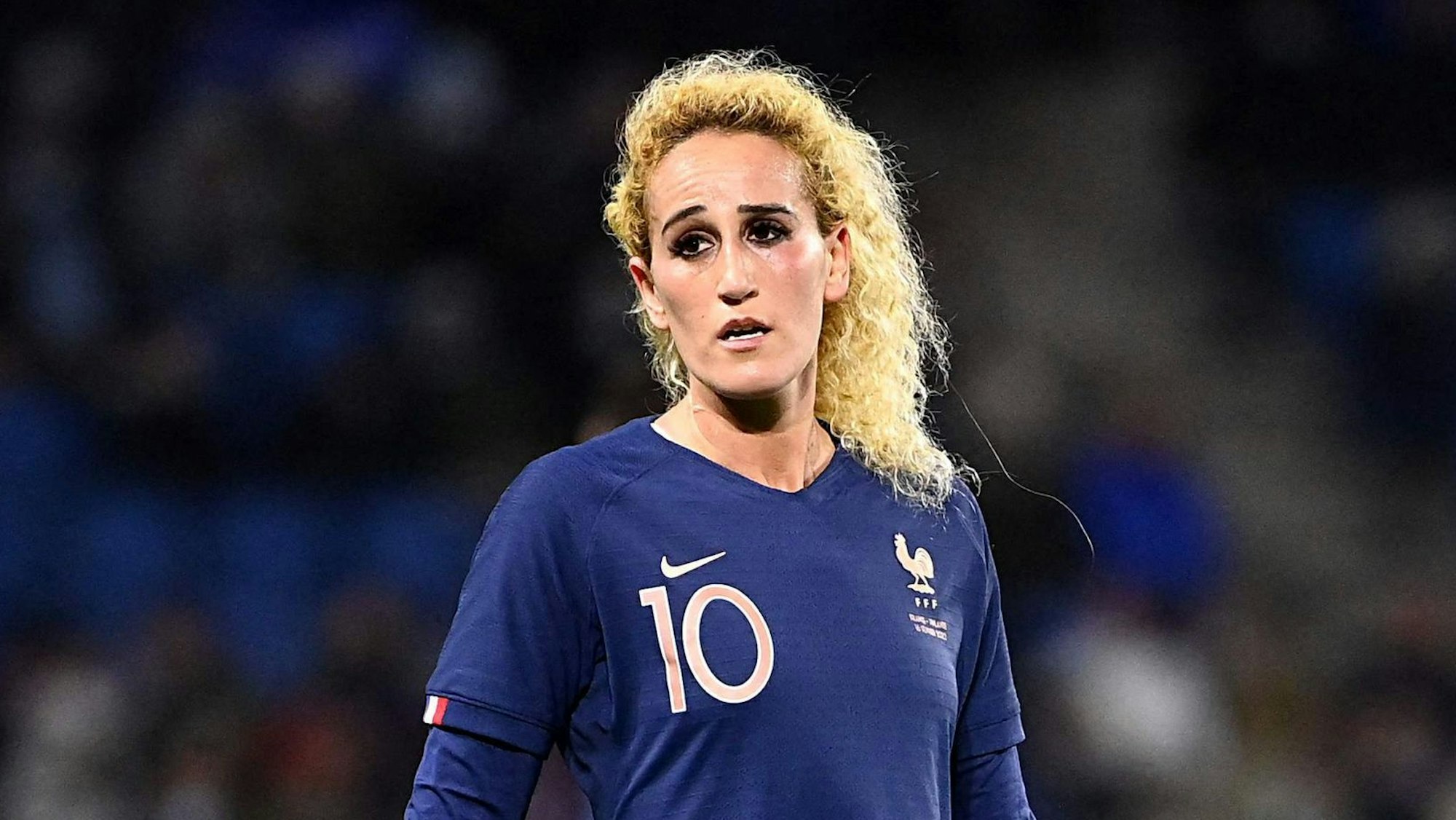Kheira Hamraoui steht bei einem Länderspiel mit Frankreichs Nationalmannschaft auf dem Platz.