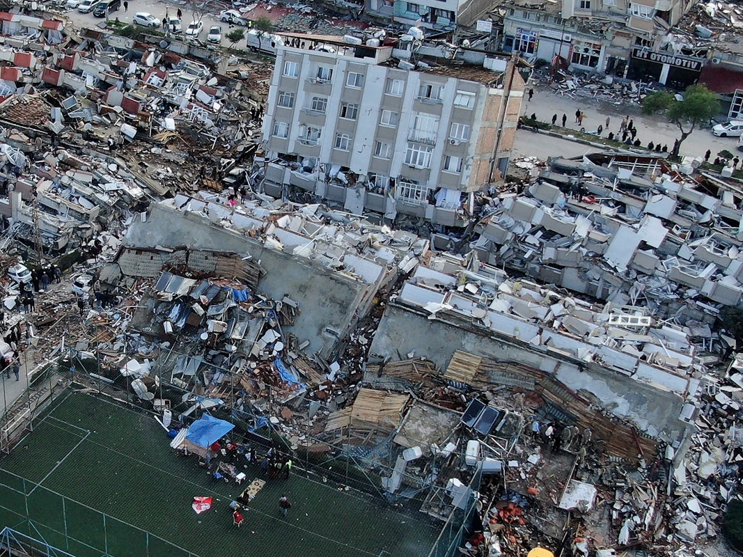 Luftaufnahme aus der türkischen Provinz Hatay, bei der zerstörte Häuser zu sehen sind.