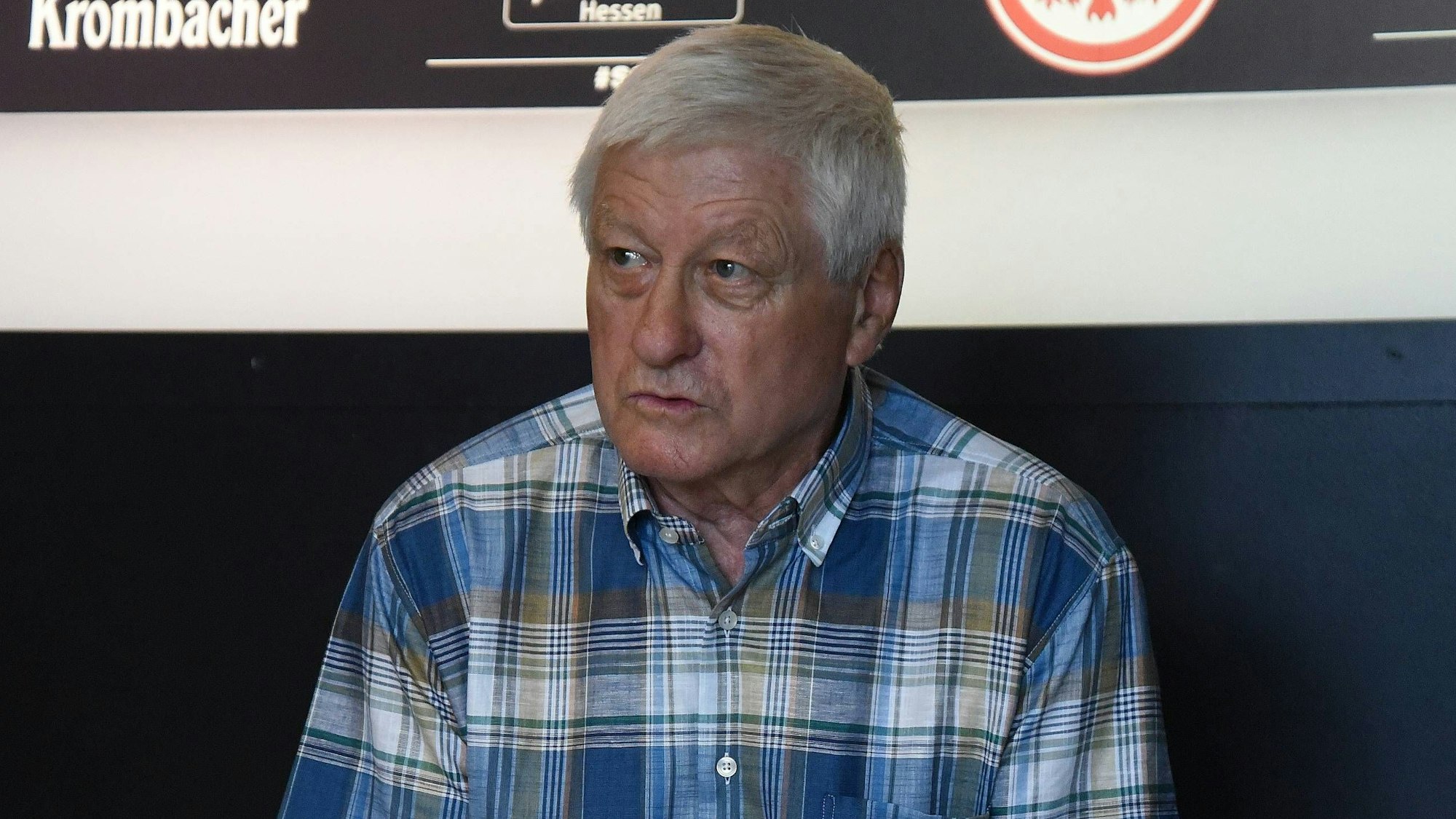 Friedel Lutz sitzt auf dem Podium.