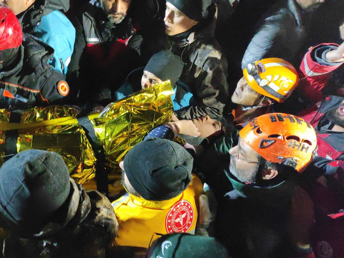 Rettungskräfte und Sanitäter tragen eine junge Frau, die sie aus den Trümmern eines eingestürzten Gebäudes in Sanliurfa in der Südtürkei gerettet haben.