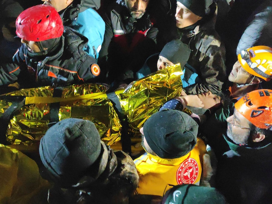 Rettungskräfte und Sanitäter tragen eine junge Frau, die sie aus den Trümmern eines eingestürzten Gebäudes in Sanliurfa in der Südtürkei gerettet haben.