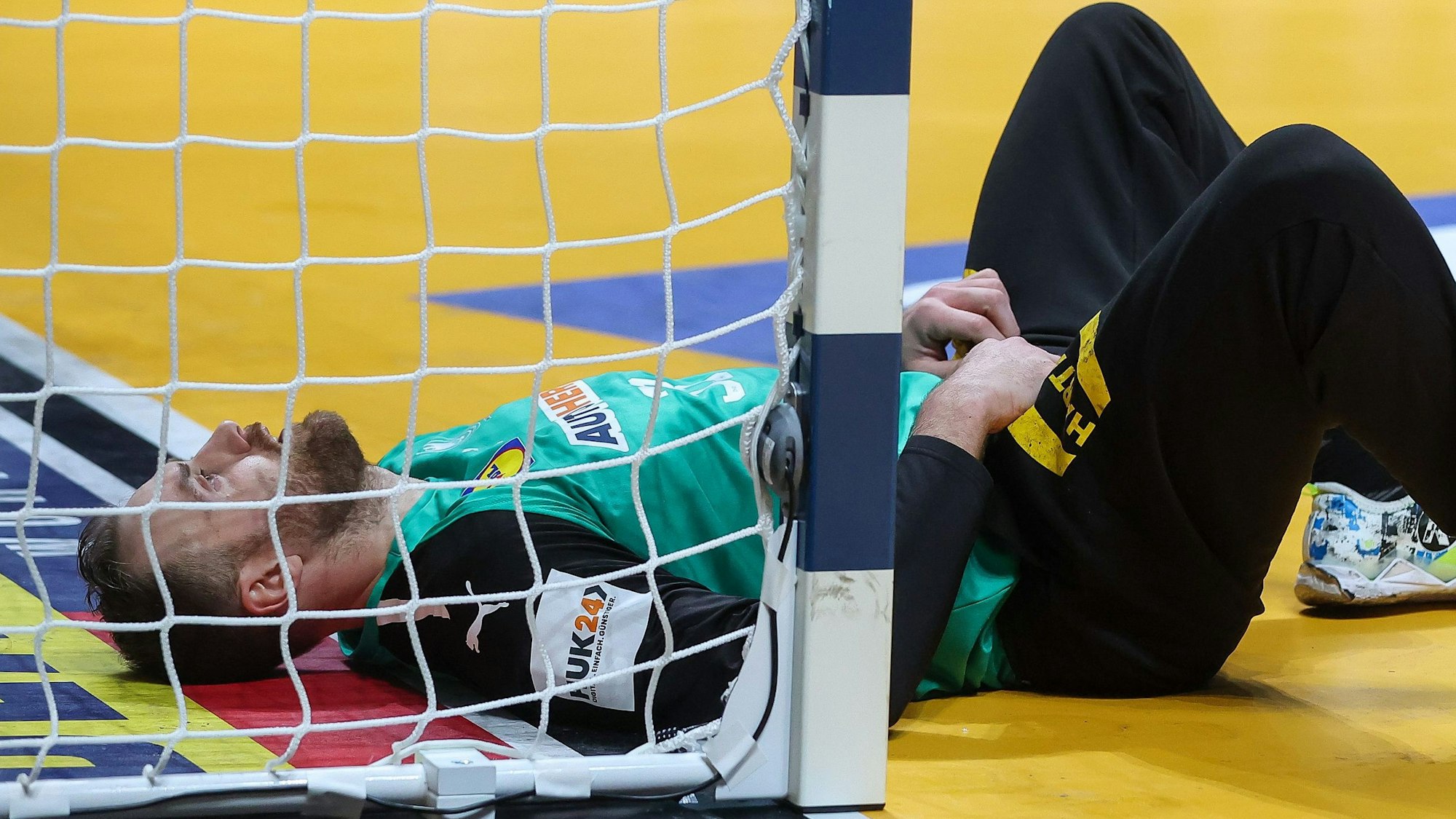 Deutschlands Torhüter Andreas Wolff liegt im Tor.