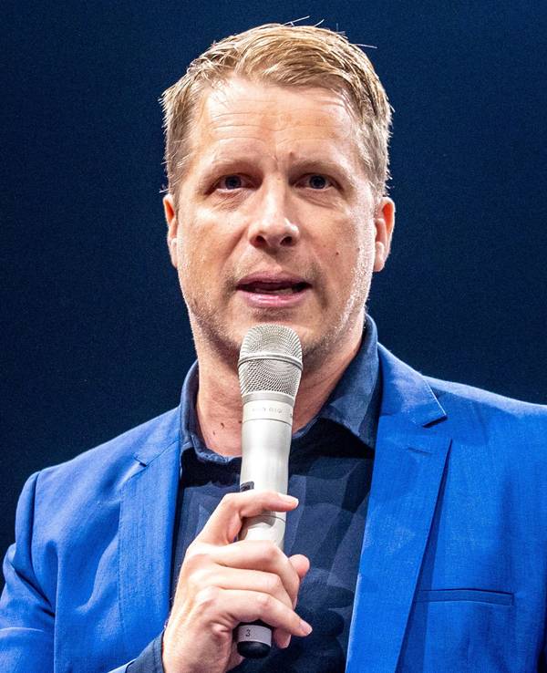 Comedian Oliver Pocher spricht in ein Mikrofon