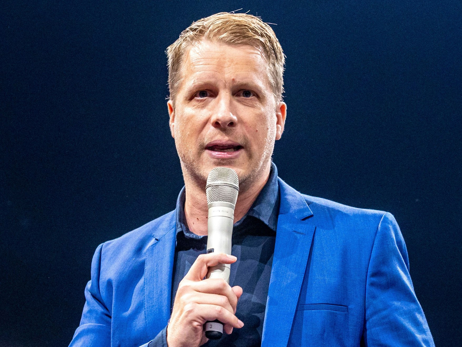 Comedian Oliver Pocher spricht in ein Mikrofon