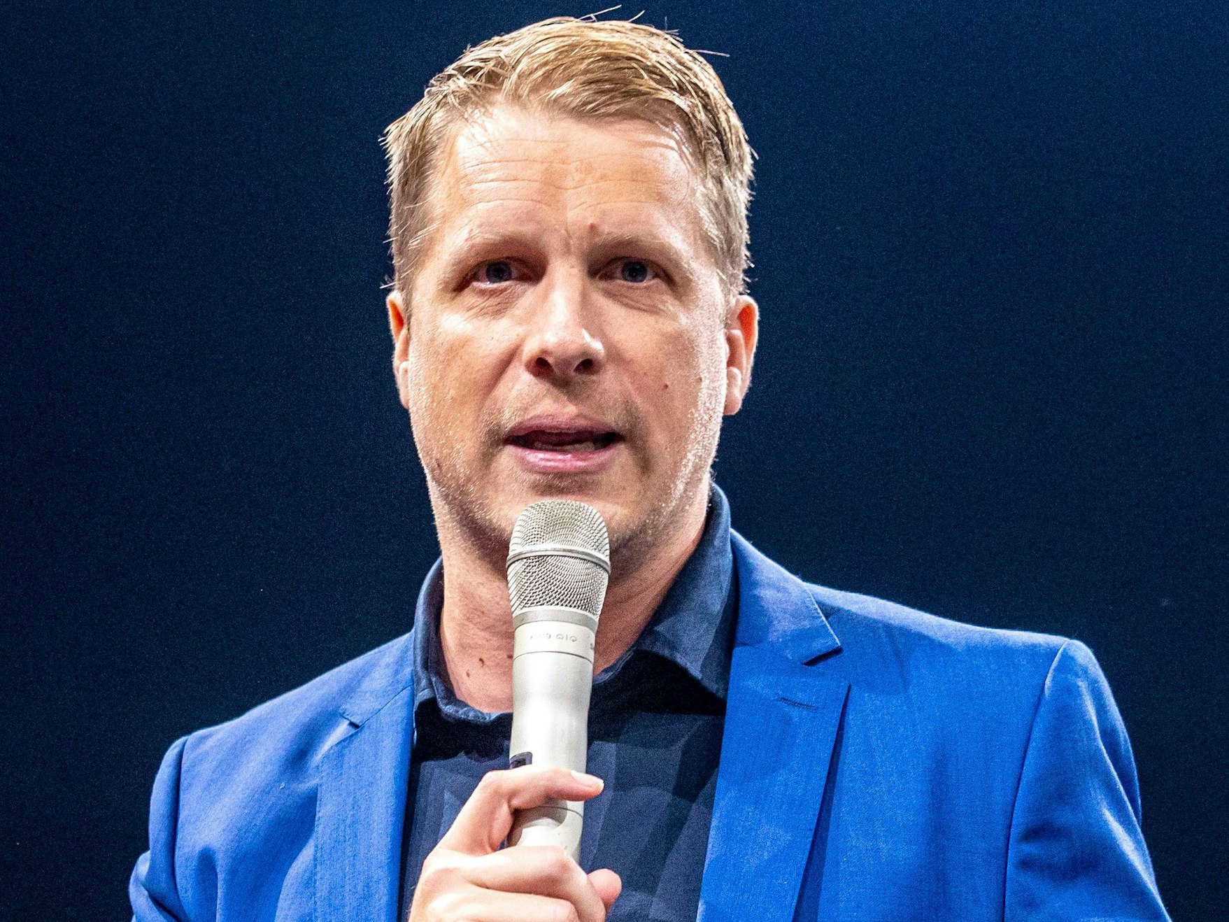 Comedian Oliver Pocher spricht beim Event "Beat & Box" mit Musik und Boxkämpfen als Ringsprecher.