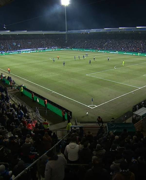 Ein Blick ins Ruhrstadion vor Beginn der zweiten Halbzeit: Der VfL Bochum und Schiedsrichter Tobias Stieler sind bereit, von Borussia Dortmund fehlt jede Spur.