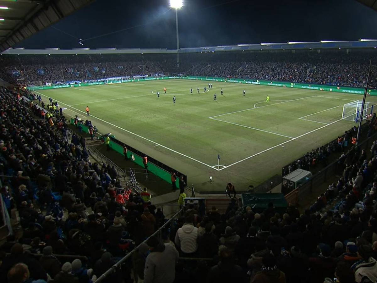 Ein Blick ins Ruhrstadion vor Beginn der zweiten Halbzeit: Der VfL Bochum und Schiedsrichter Tobias Stieler sind bereit, von Borussia Dortmund fehlt jede Spur.