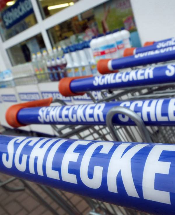 Das Logo der Drogeriemarktkette Schlecker steht auf Einkaufswagen vor einer Filiale in Düsseldorf.