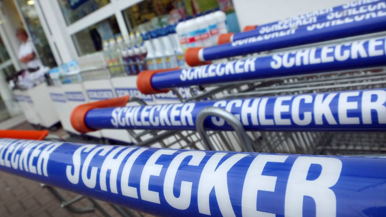 Das Logo der Drogeriemarktkette Schlecker steht auf Einkaufswagen vor einer Filiale in Düsseldorf.