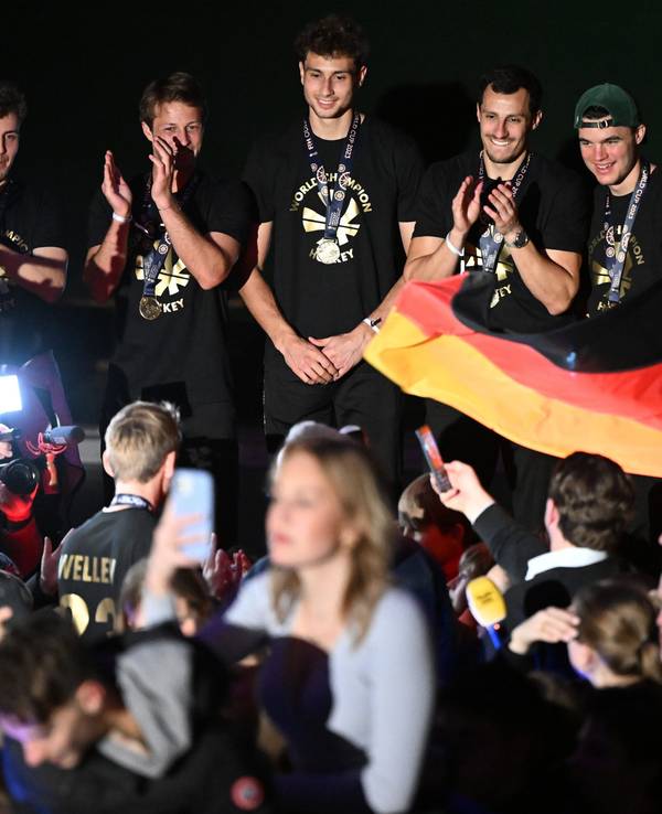 Ankunft der deutschen Nationalmannschaft nach dem WM-Triumph. Die Weltmeister-Mannschaft feiert mit den Fans beim Kölner Tennis- und Hockey Club Rot-Weiss.