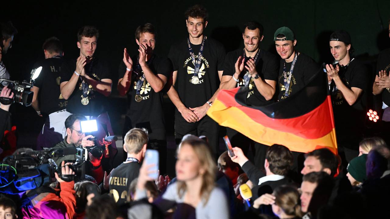 Ankunft der deutschen Nationalmannschaft nach dem WM-Triumph. Die Weltmeister-Mannschaft feiert mit den Fans beim Kölner Tennis- und Hockey Club Rot-Weiss.