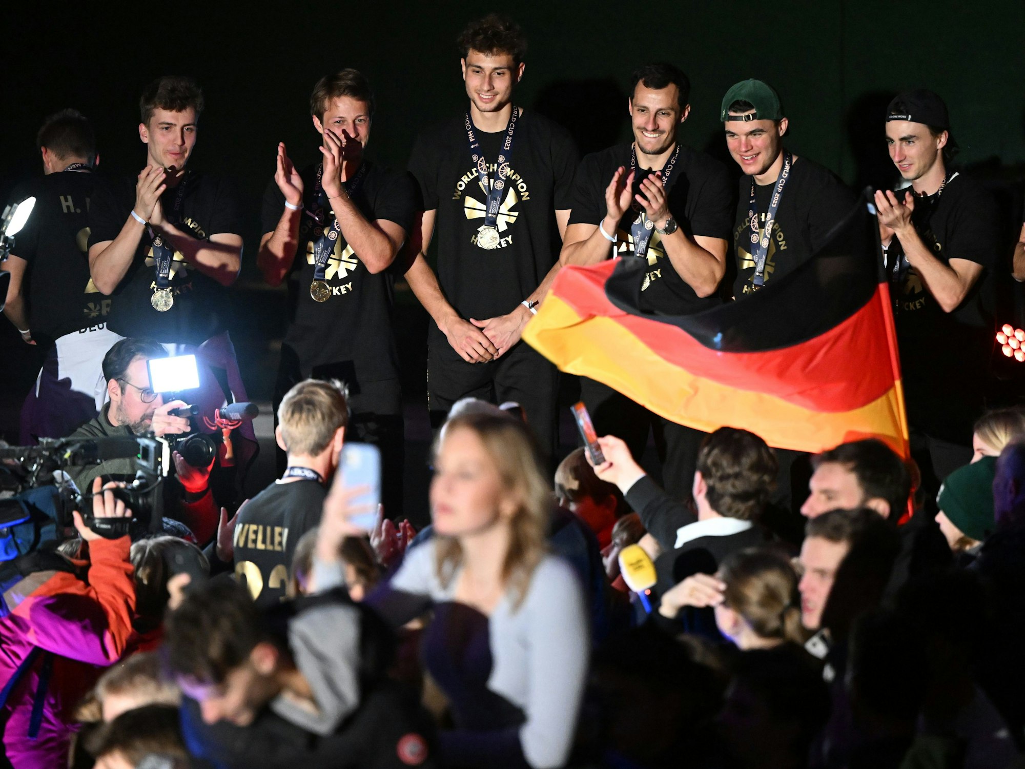 Ankunft der deutschen Nationalmannschaft nach dem WM-Triumph. Die Weltmeister-Mannschaft feiert mit den Fans beim Kölner Tennis- und Hockey Club Rot-Weiss.