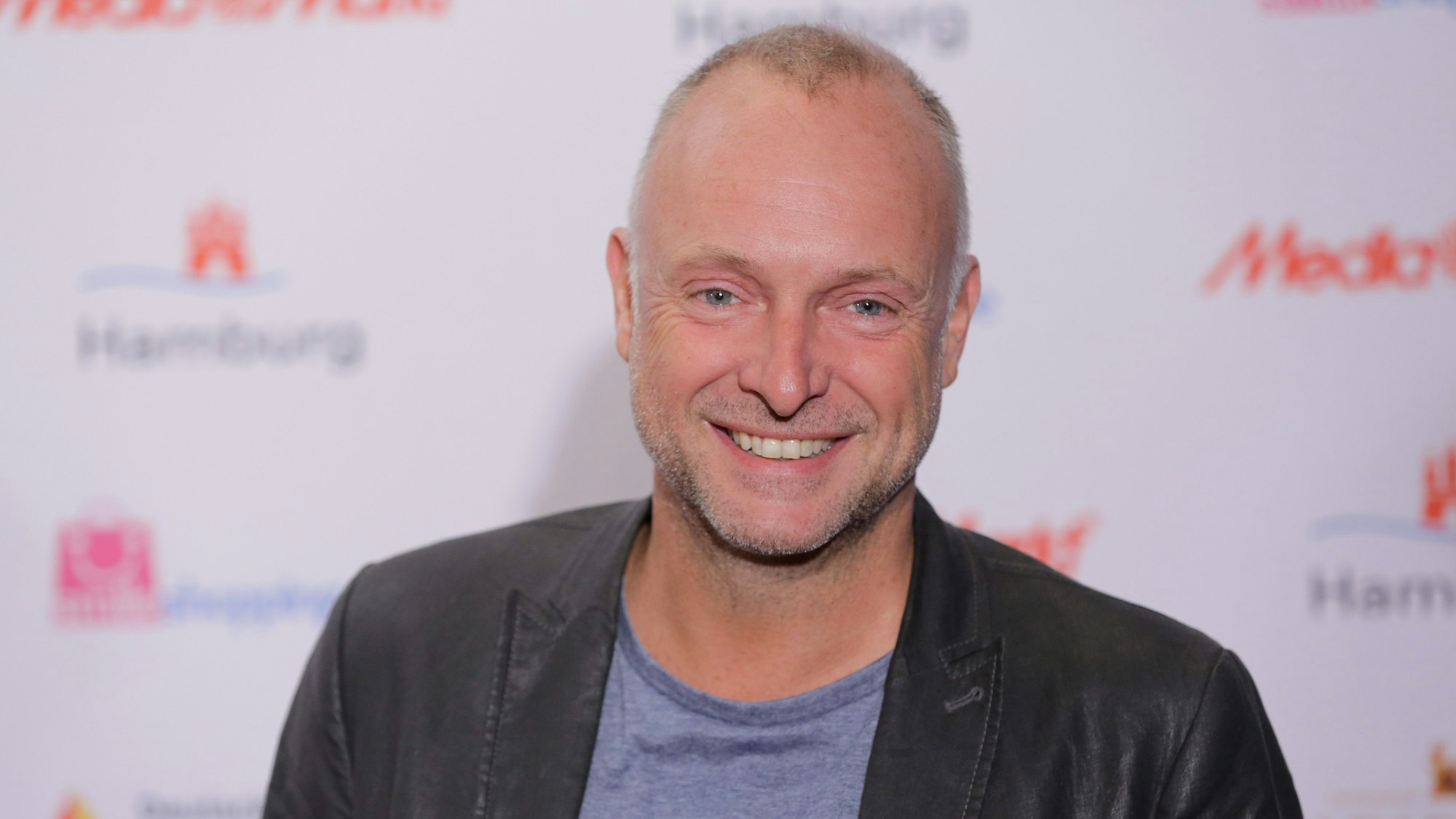 Der Sportkommentator Frank Buschmann steht am 05.10.2015 in Hamburg vor der Verleihung des Deutschen Sportjournalistenpreises auf dem Roten Teppich.