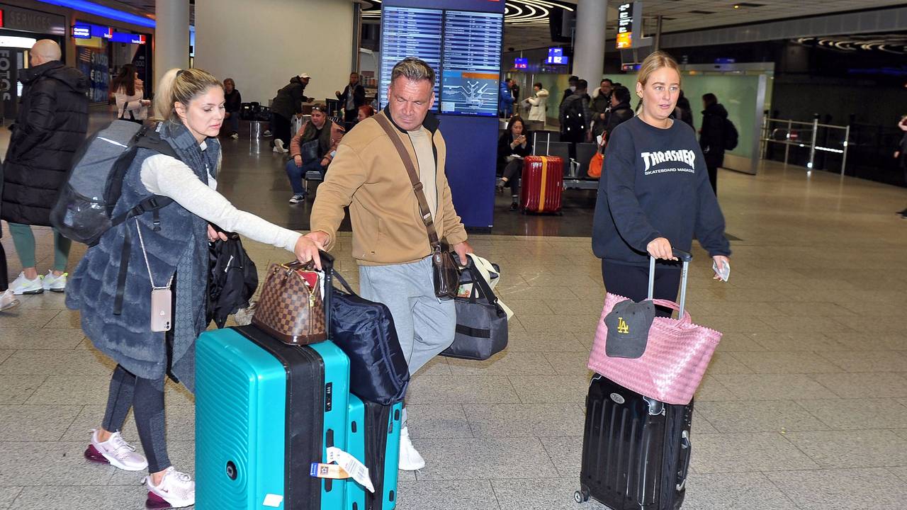 Peter Klein, Yvonne Woelke und Charlotte Haak am Flughafen.