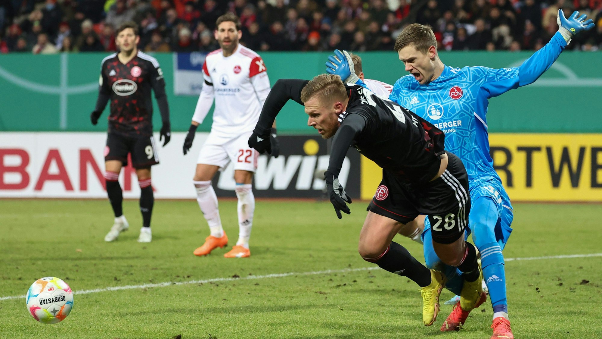 Rouwen Hennings von Fortuna Düsseldorf geht im Strafraum des 1. FC Nürnberg zu Boden.