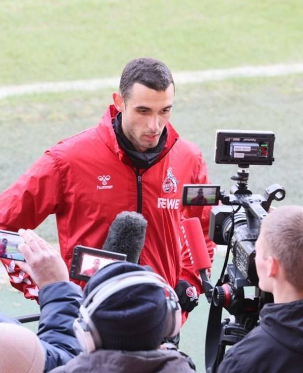 Ellyes Skhiri spricht nach dem Training zu den Medienvertretern.