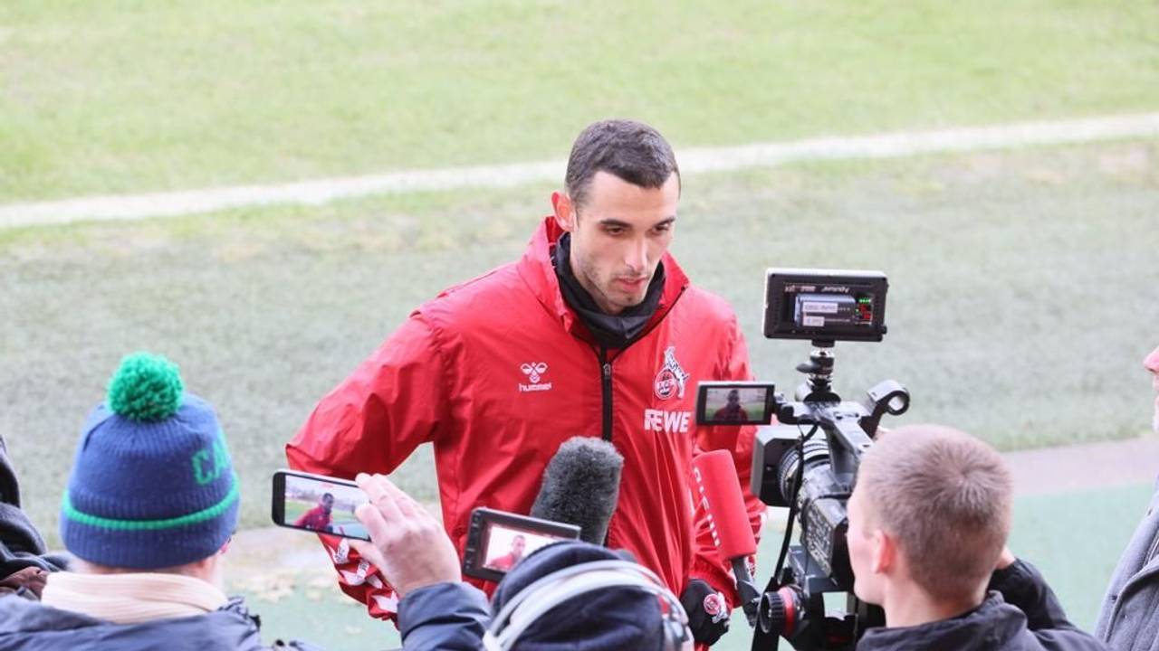 Ellyes Skhiri spricht nach dem Training zu den Medienvertretern.