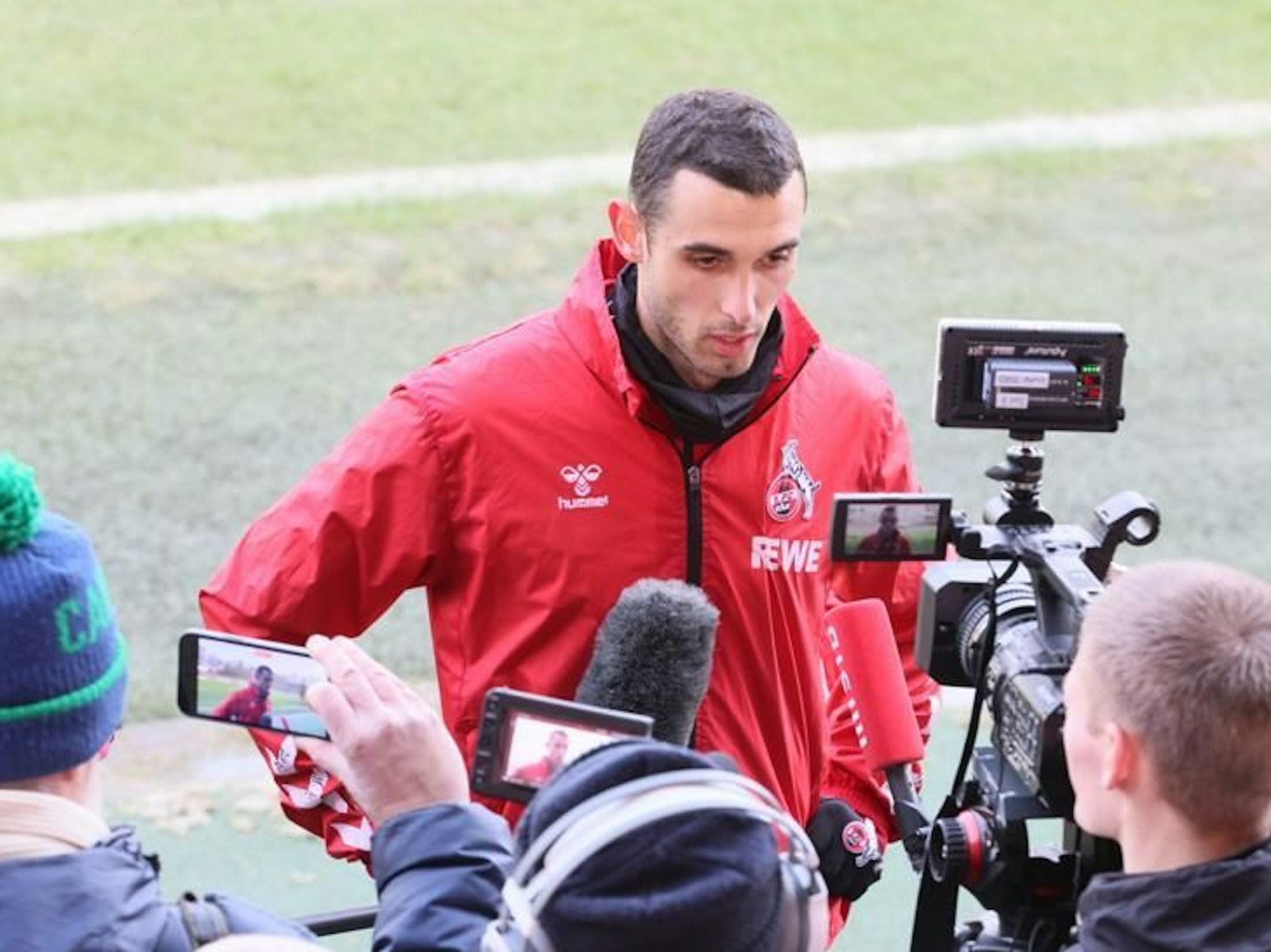 Ellyes Skhiri spricht nach dem Training zu den Medienvertretern.