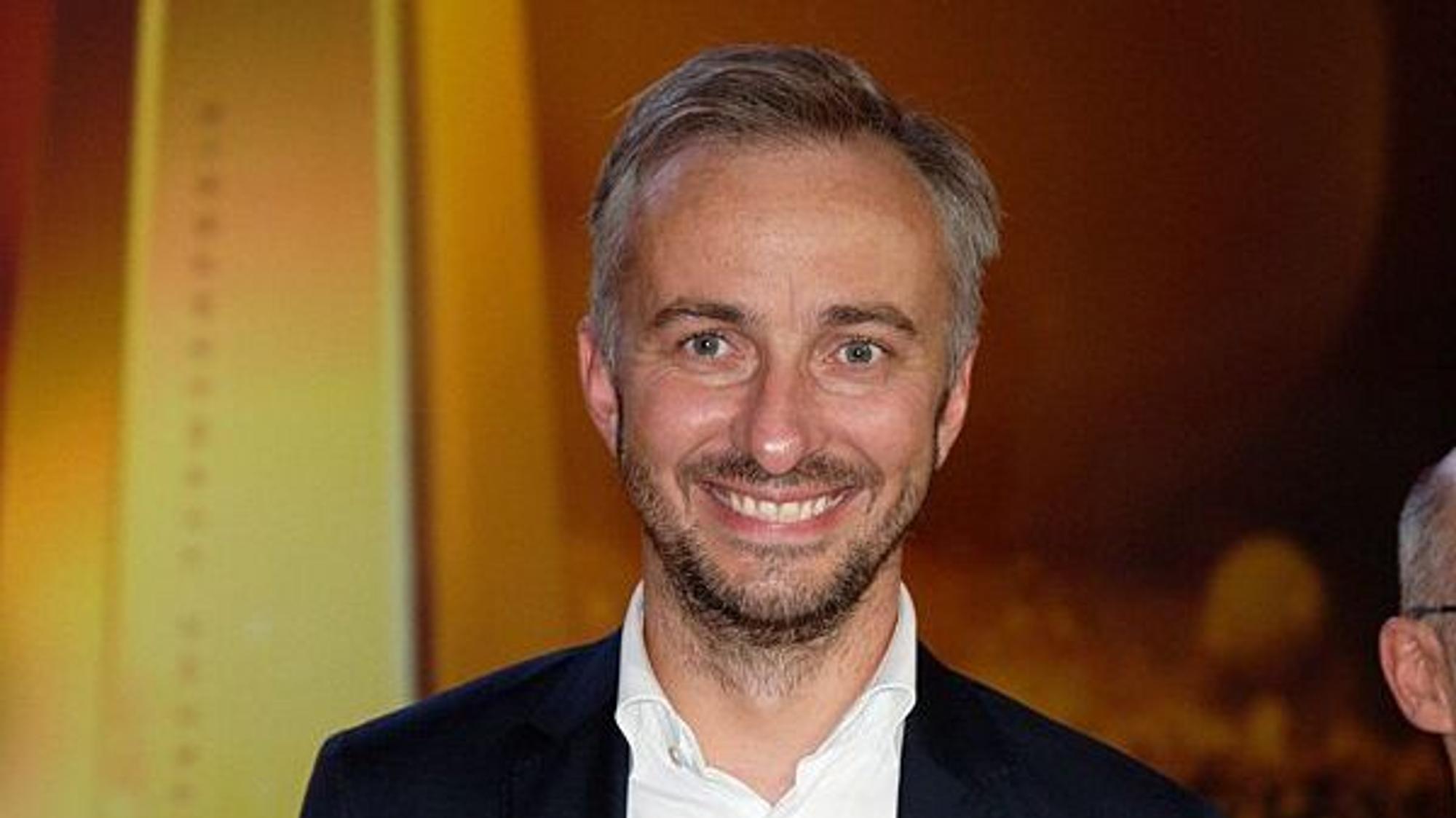 Der Satiriker Jan Böhmermann lacht bei einer Preisverleihung