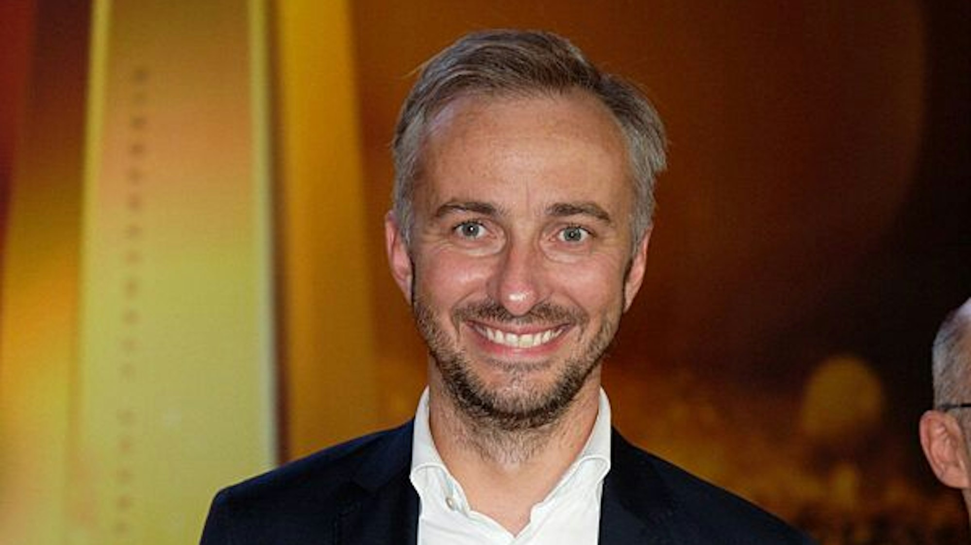 Der Satiriker Jan Böhmermann lacht bei einer Preisverleihung