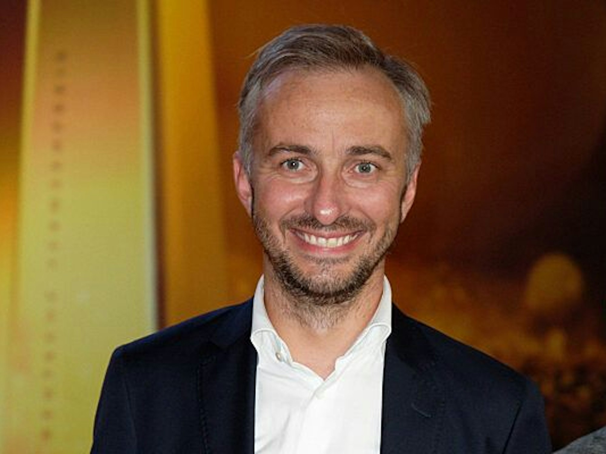 Der Satiriker Jan Böhmermann lacht bei der Verleihung der ersten Fernsehpreise 2022 bei der "Nacht der Kreativen".
